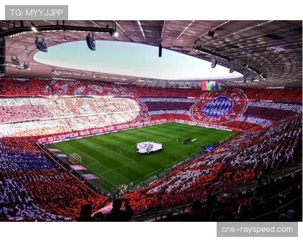 特写：梅斯主场外，球迷悬挂巨幅TIFO激励球队战斗到底